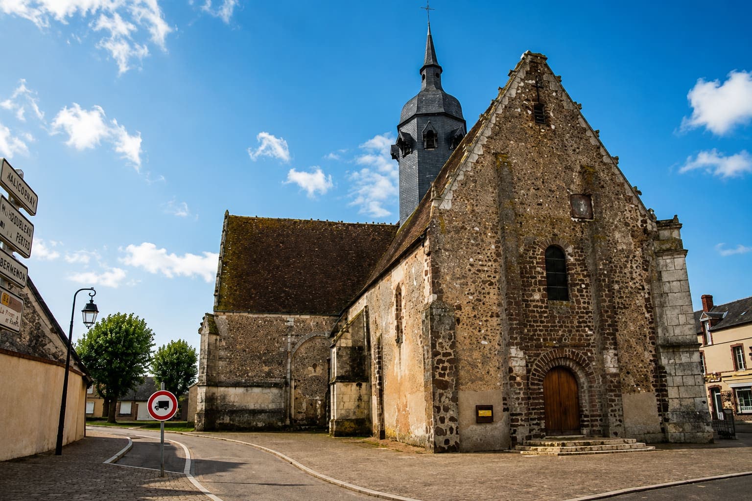 L'église de Châtillon-en-Dunois et son parvis, dans la commune de Vald'Yerre